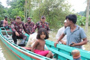 বরকলে বন্যাদুর্গত মানুষের পাশে বিজিবির হরিণা জোন, ৬০ পরিবার পেল খাদ্য সহায়তা