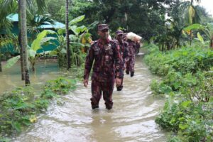 বরকলে বন্যাদুর্গত মানুষের পাশে বিজিবির হরিণা জোন, ৬০ পরিবার পেল খাদ্য সহায়তা