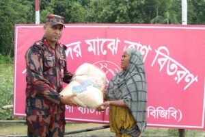বরকলে বন্যাদুর্গত মানুষের পাশে বিজিবির হরিণা জোন, ৬০ পরিবার পেল খাদ্য সহায়তা