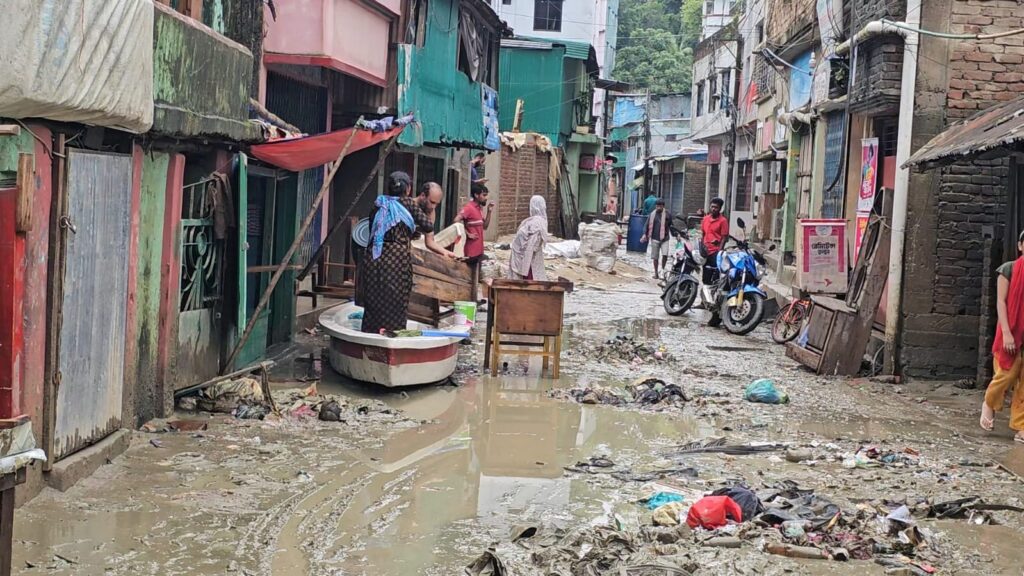 বান্দরবানে বন্যার পানি নামছে, শুরু পুনর্গঠনের কঠিন লড়াই