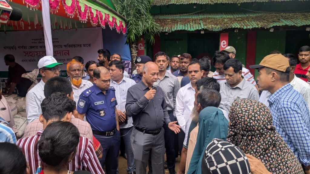 সরকার বন্যাদুর্গত মানুষের পাশে আছে, পুনর্বাসনেও থাকবে সর্বাত্মক সহযোগিতা: পার্বত্য সচিব