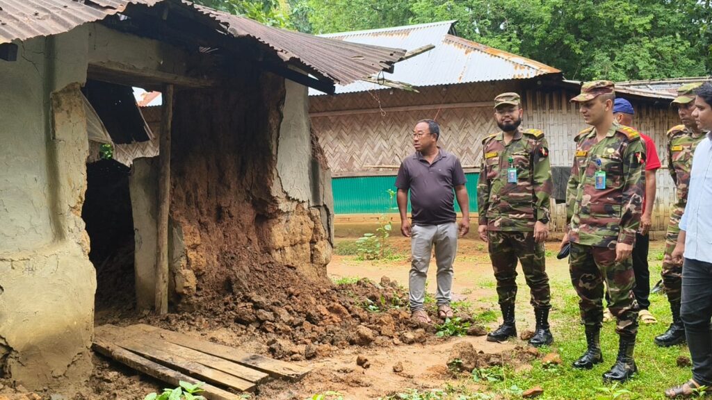 বৃষ্টিতে ঘর হারানো বৃদ্ধ কচাকলা ত্রিপুরার পাশে সেনাবাহিনী, নির্মাণ হচ্ছে নতুন বসতঘর
