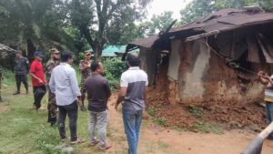 বৃষ্টিতে ঘর হারানো বৃদ্ধ কচাকলা ত্রিপুরার পাশে সেনাবাহিনী, নির্মাণ হচ্ছে নতুন বসতঘর
