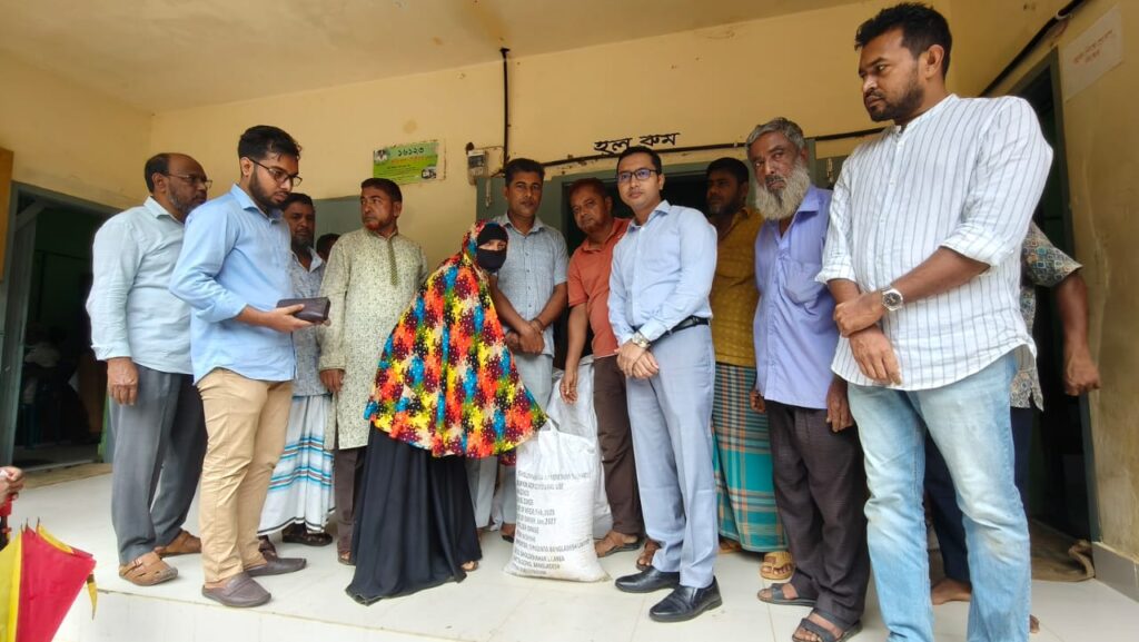 রামগড়ে বন্যা ও ভূমিধসে ক্ষতিগ্রস্ত ২৮১ পরিবারকে ত্রাণ দিল উপজেলা প্রশাসন