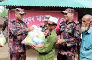 বরকলে বন্যার্ত ৩০ পরিবারের পাশে ১২ বিজিবি, খাদ্য ও আর্থিক সহায়তা প্রদান