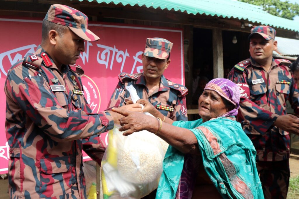 বরকলে বন্যার্ত ৩০ পরিবারের পাশে ১২ বিজিবি, খাদ্য ও আর্থিক সহায়তা প্রদান