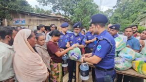 বান্দরবানের দুর্গম বন্যাকবলিত এলাকায় পুলিশ সুপারের ত্রাণ বিতরণ