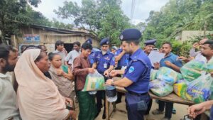 বান্দরবানের দুর্গম বন্যাকবলিত এলাকায় পুলিশ সুপারের ত্রাণ বিতরণ