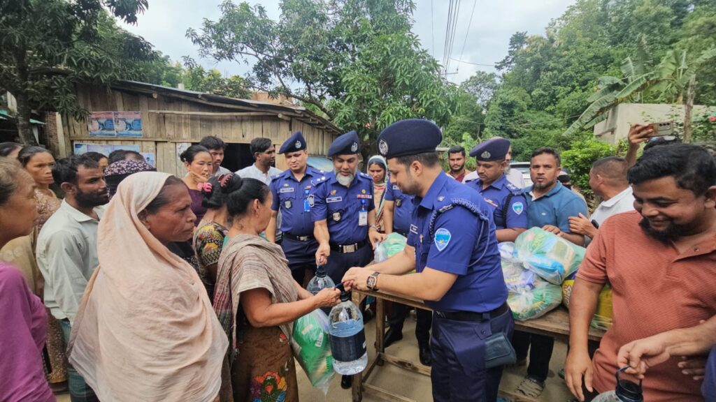 বান্দরবানের দুর্গম বন্যাকবলিত এলাকায় পুলিশ সুপারের ত্রাণ বিতরণ