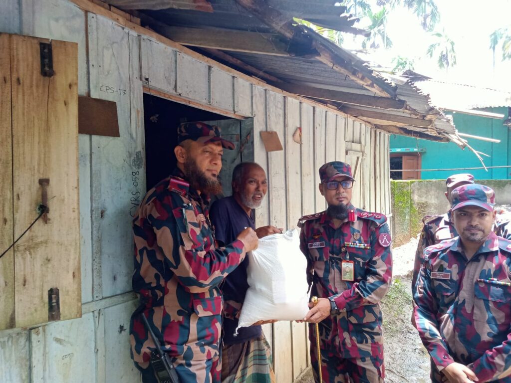 পানছড়িতে বন্যাদুর্গত পরিবারের পাশে বিজিবি, তালুকদার পাড়ায় শুকনো খাবার বিতরণ