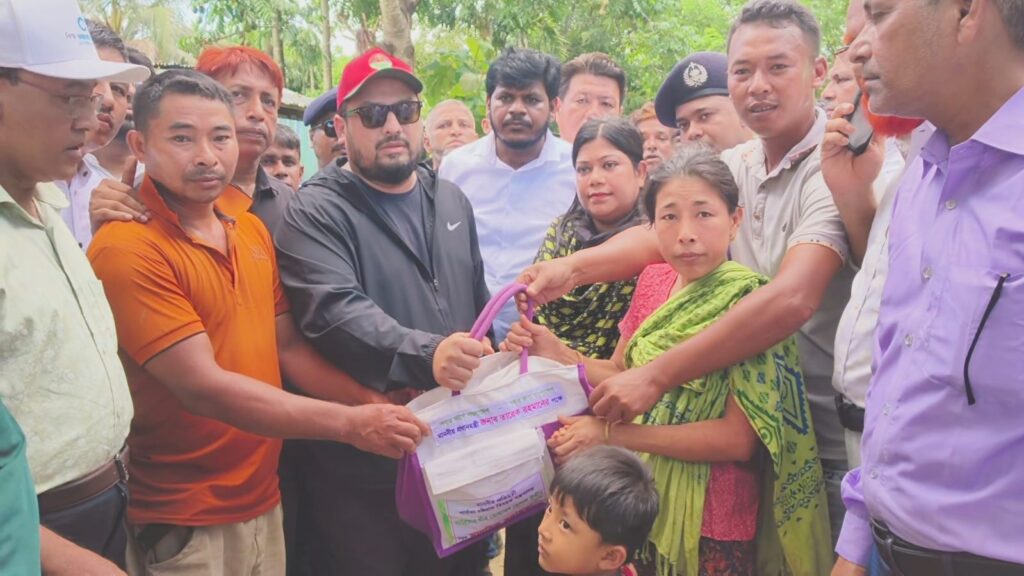 বন্যাকবলিত বাঘাইছড়ি পরিদর্শনে পার্বত্য প্রতিমন্ত্রী মীর হেলাল, ত্রাণ বিতরণ; পুনর্বাসনের আশ্বাস