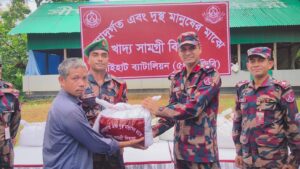 সাজেকে বন্যাদুর্গত অর্ধশতাধিক পরিবারের মাঝে ৫৪ বিজিবির ত্রাণ বিতরণ
