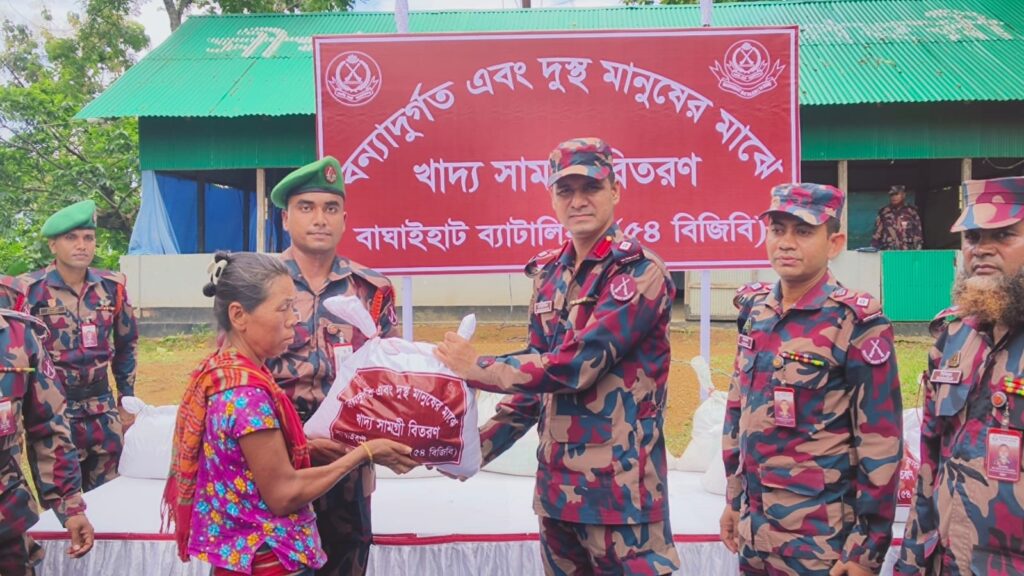 সাজেকে বন্যাদুর্গত অর্ধশতাধিক পরিবারের মাঝে ৫৪ বিজিবির ত্রাণ বিতরণ