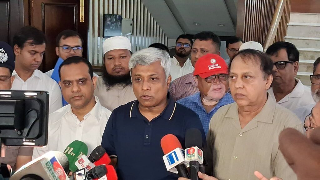 `খাগড়াছড়িতে বন্যায় ক্ষতিগ্রস্তদের ঘরবাড়ি পুনর্নির্মাণ করবে সরকার, কৃষি ও মৎস্য খাতের ক্ষতিও পুষিয়ে দেওয়া হবে'