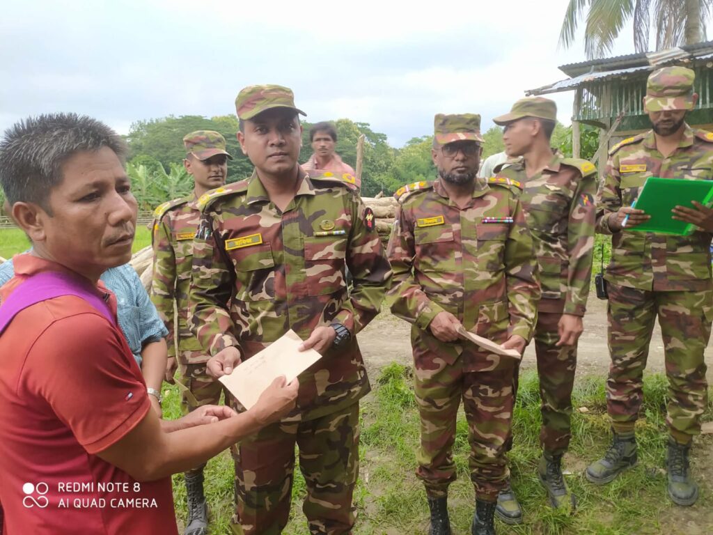 দুর্গম পাহাড়ি এলাকায় বন্যাদুর্গত পরিবারের পাশে দাঁড়াল সেনাবাহিনীর কাপ্তাই জোন