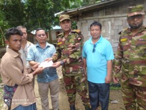 দুর্গম পাহাড়ি এলাকায় বন্যাদুর্গত পরিবারের পাশে দাঁড়াল সেনাবাহিনীর কাপ্তাই জোন