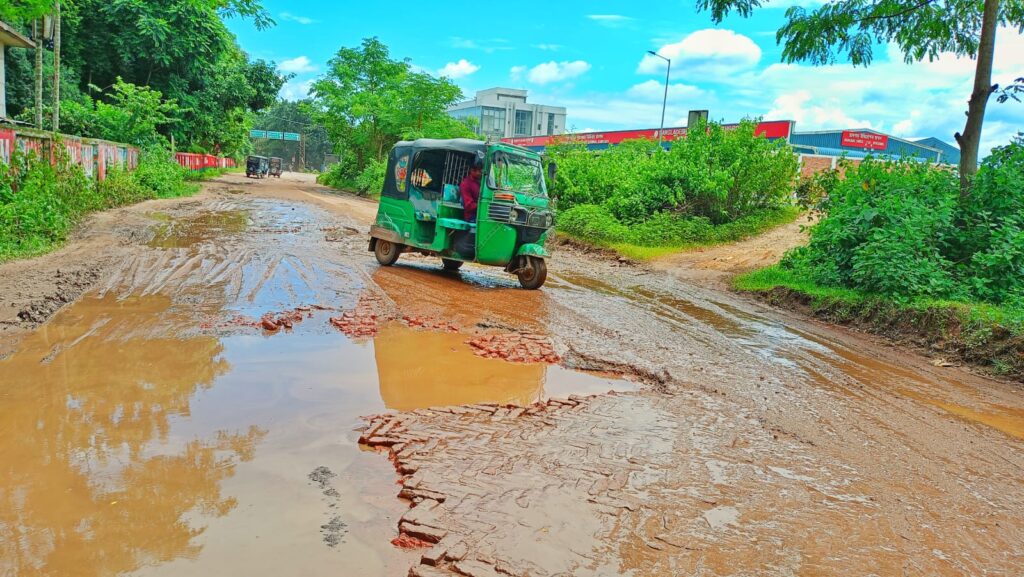 বড় বড় গর্ত আর খানাখন্দে বেহাল রামগড়-খাগড়াছড়ি আঞ্চলিক মহাসড়ক