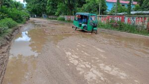 বড় বড় গর্ত আর খানাখন্দে বেহাল রামগড়-খাগড়াছড়ি আঞ্চলিক মহাসড়ক