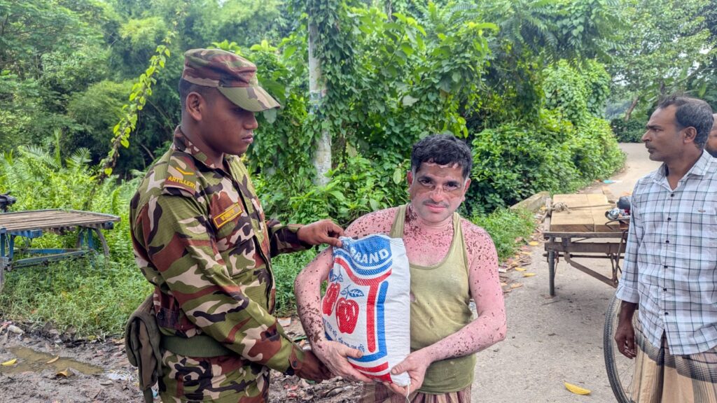 ফটিকছড়ির বন্যাদুর্গত ১০০ পরিবারকে সেনাবাহিনী লক্ষীছড়ি জোনের মানবিক সহায়তা