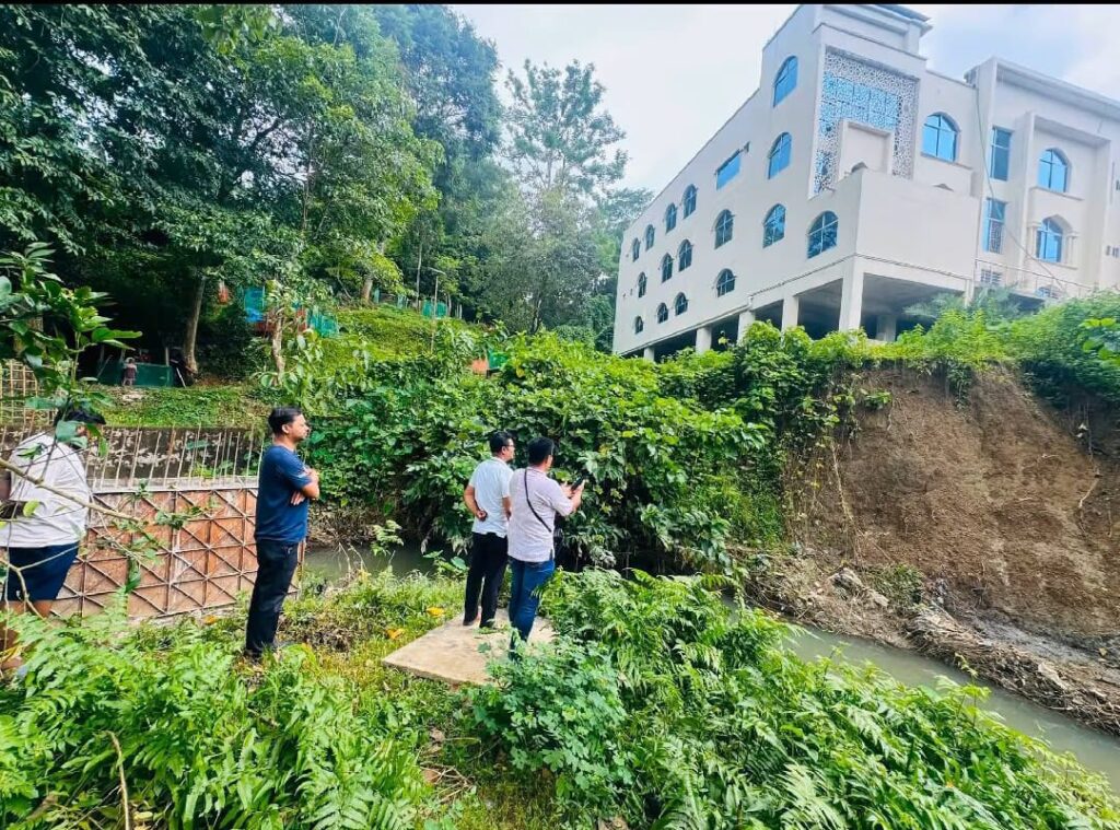 পাহাড়ি ঢলে ভাঙনের মুখে কাপ্তাইয়ের কবরস্থানের সড়ক-কালভার্ট, ঝুঁকিতে উপজেলা মডেল মসজিদ