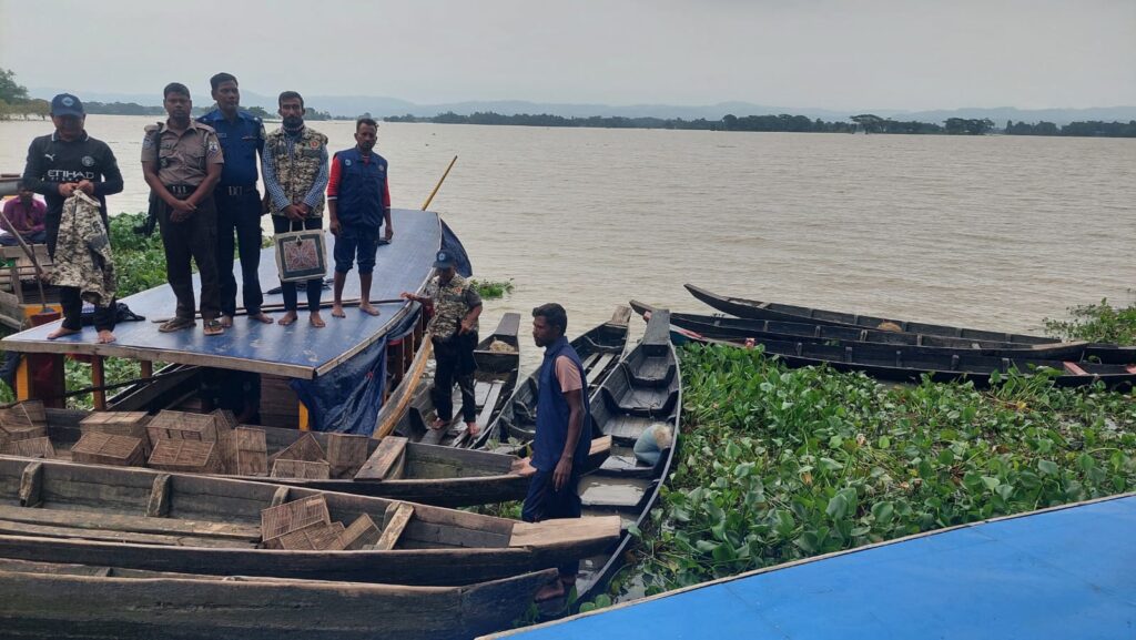 কাপ্তাই হ্রদে অবৈধ মাছ শিকারের বিরুদ্ধে অভিযান, ১০ নৌকা ও ৬ হাজার বর্গফুট কারেন্ট জাল জব্দ