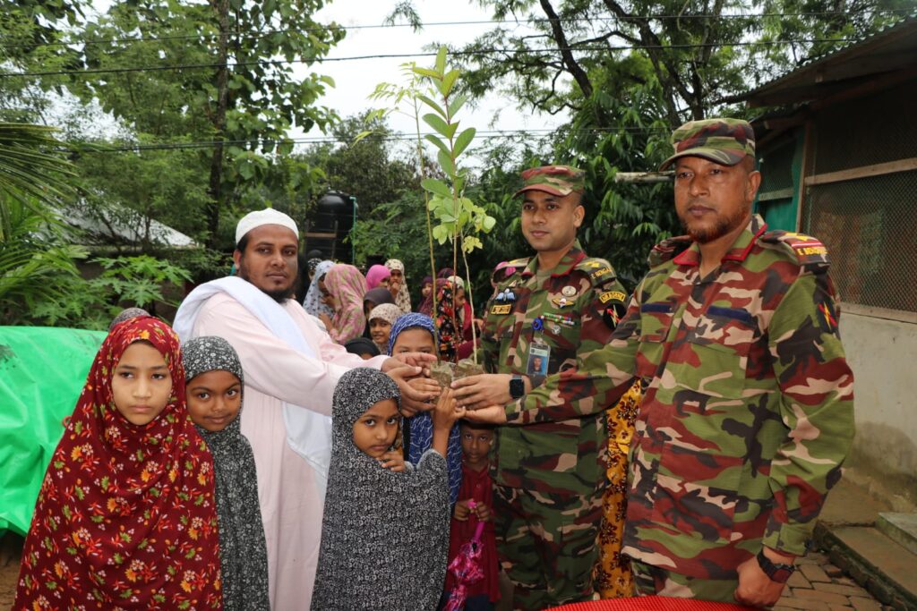 দীঘিনালায় এতিমখানা ও মাদ্রাসায় শিক্ষার্থীদের মাঝে চারা ও ত্রাণ বিতরণ করল সেনাবাহিনী