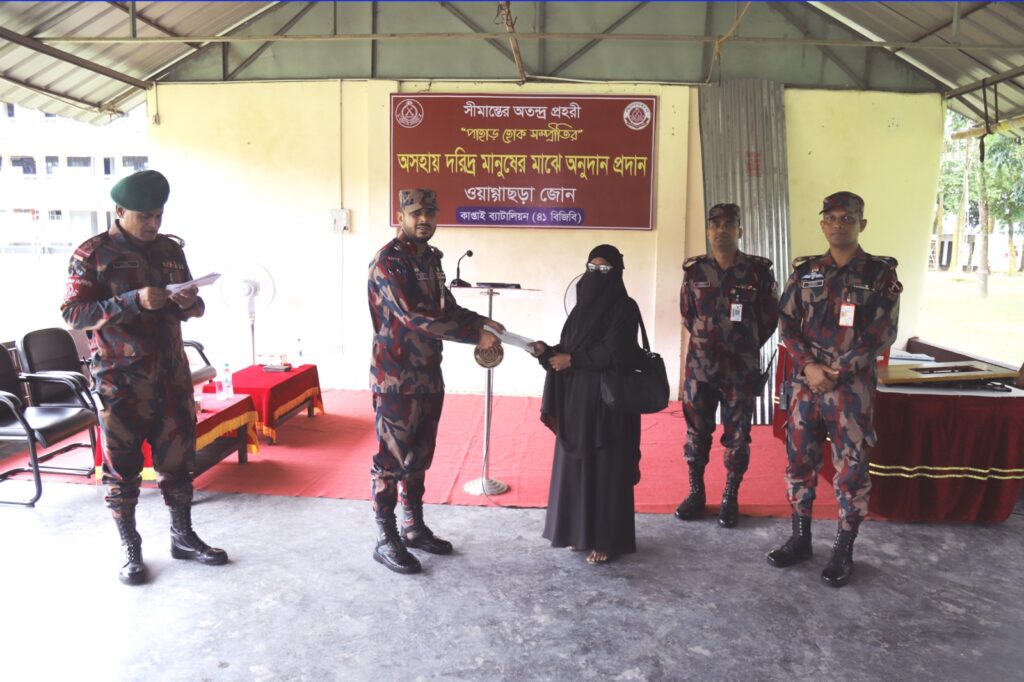 কাপ্তাইয়ে বিজিবির মানবিক উদ্যোগ: অসহায় পরিবারের মাঝে নগদ অর্থ, ঢেউটিন ও সেলাই মেশিন বিতরণ
