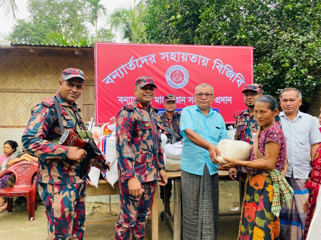 রোয়াংছড়ির বন্যাদুর্গত ১৫৭ পরিবারের পাশে বিজিবি বান্দরবান সেক্টর