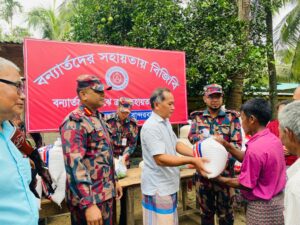 রোয়াংছড়ির বন্যাদুর্গত ১৫৭ পরিবারের পাশে বিজিবি বান্দরবান সেক্টর