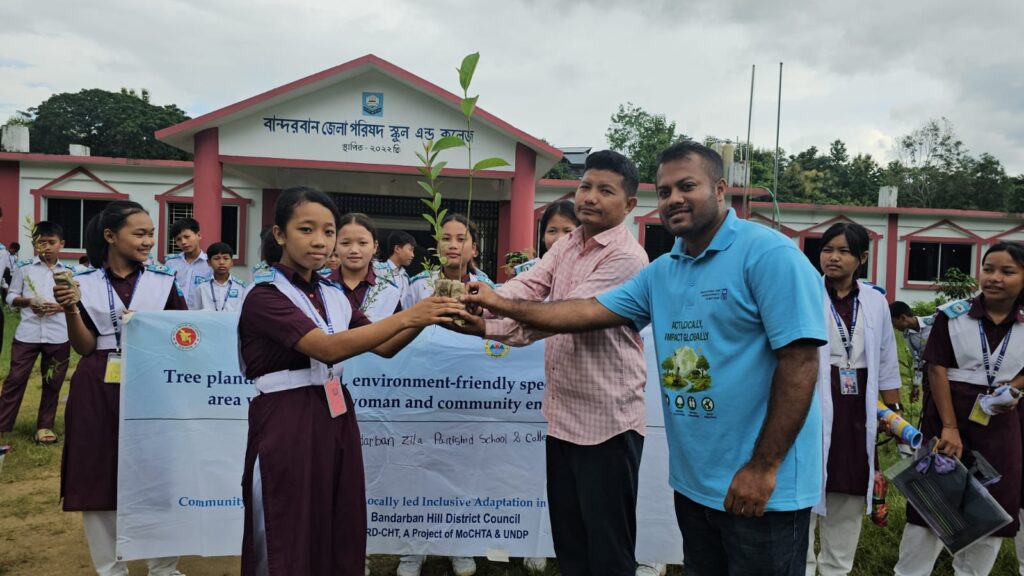 সবুজায়নে বান্দরবানে ৩৫ হাজার বৃক্ষের চারা বিতরণ, উপকারভোগী ৪ হাজার ১০০ পরিবার