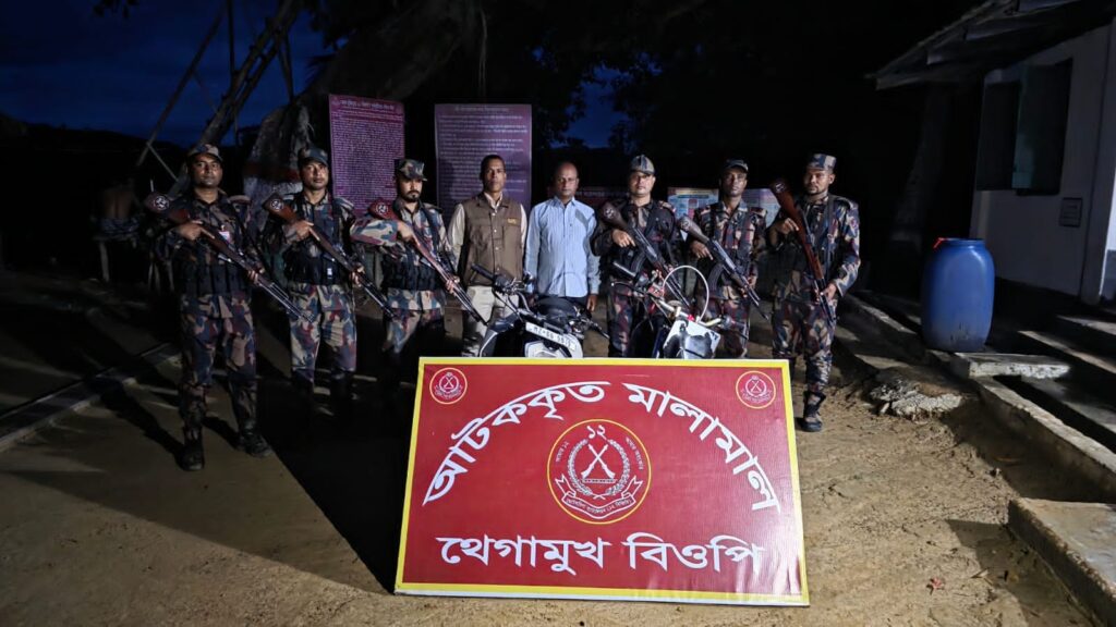 ভারত সীমান্তে পরিত্যক্ত অবস্থায় মালিকবিহীন মোটরসাইকেল জব্দ করল ১২ বিজিবি