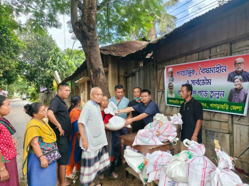 দীঘিনালায় বন্যাদুর্গতদের মাঝে গণসংহতি আন্দোলনের ত্রাণ বিতরণ