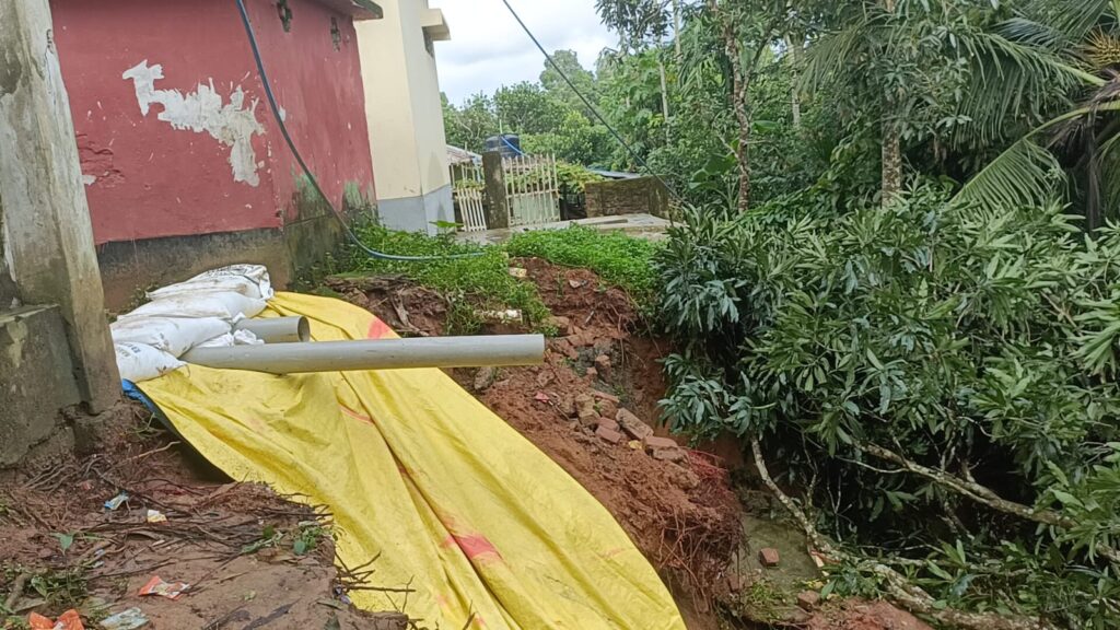 পাহাড় ধসে ঝুঁকিতে নানিয়ারচর পুনর্বাসন সরকারি প্রাথমিক বিদ্যালয়, আতঙ্কে শিক্ষক-শিক্ষার্থীরা