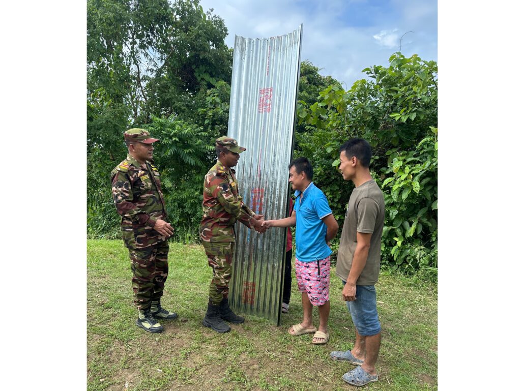 আগুনে সর্বস্ব হারানো নির্ভয় চাকমার পাশে দাঁড়ালো সেনাবাহিনীর নানিয়ারচর জোন