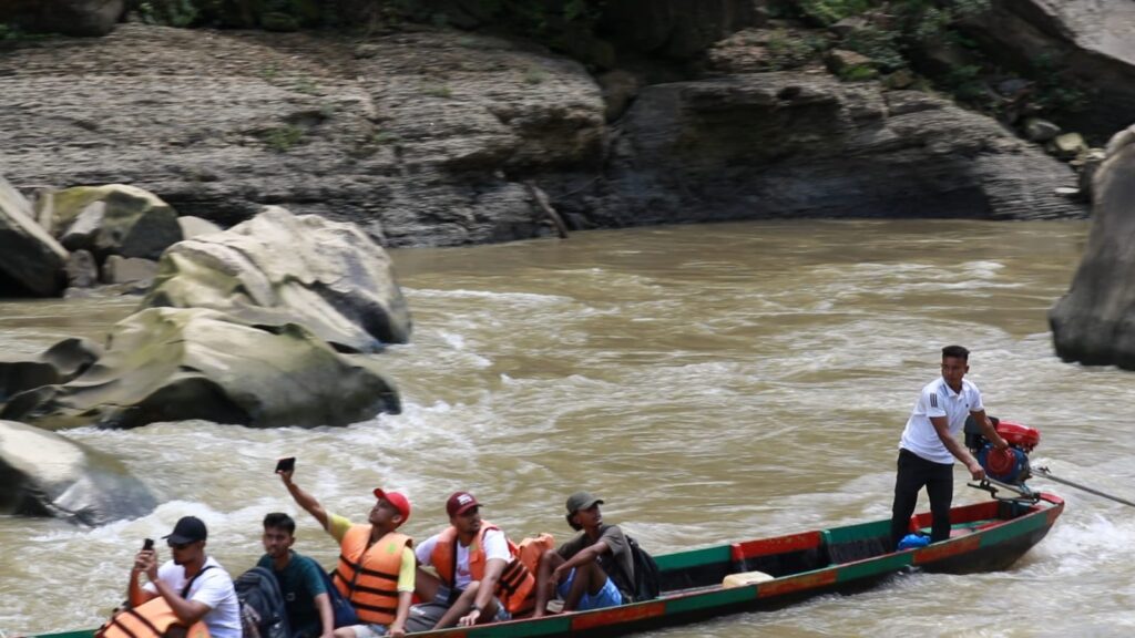 বান্দরবানের থানচিতে নৌকাডুবি, এক পর্যটক নিখোঁজ