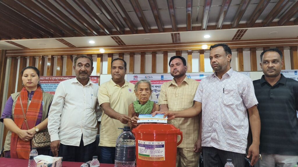 আলীকদমে বন্যাকবলিত ৩৫৫ পরিবারে কারিতাসের নগদ অর্থ ও স্বাস্থ্যসামগ্রী বিতরণ