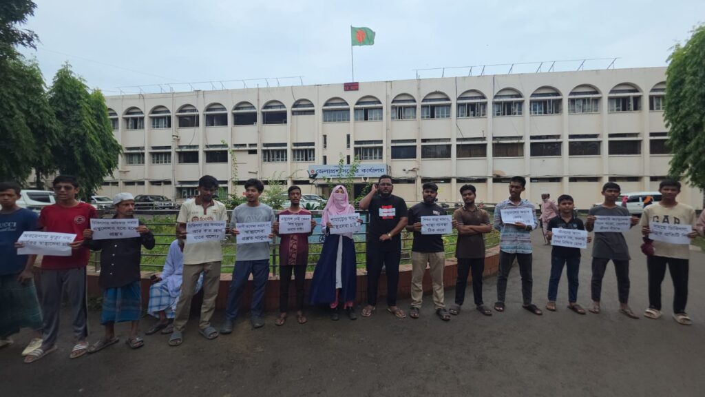 আইসিইউ ও ডায়ালাইসিস সেন্টার স্থাপনের দাবিতে বান্দরবানে মানববন্ধন, স্বাস্থ্যসেবার অব্যবস্থাপনার প্রতিবাদ