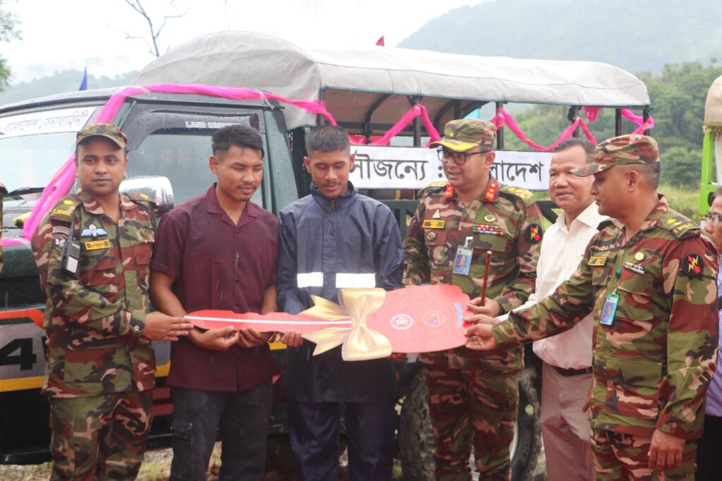 সেনাবাহিনীর মানবিক উদ্যোগ: দুইটি চাঁদের গাড়িতে সহজ হলো দুর্গম জনপদ বাকলাইপাড়ার মানুষের পথচলা