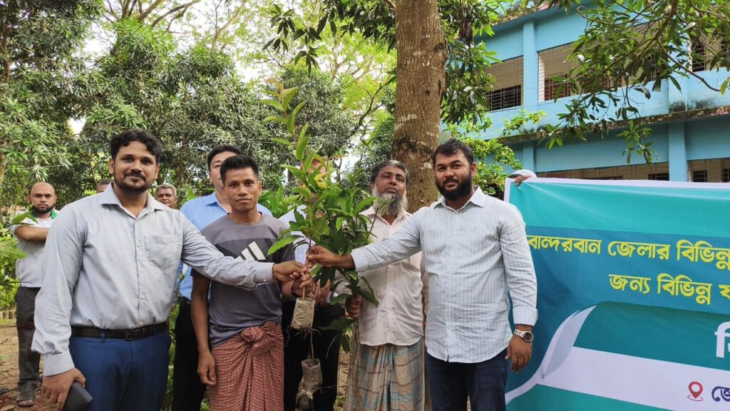 বান্দরবানের আলীকদমে কৃষকদের মাঝে ফলজ-বনজ চারা বিতরণ