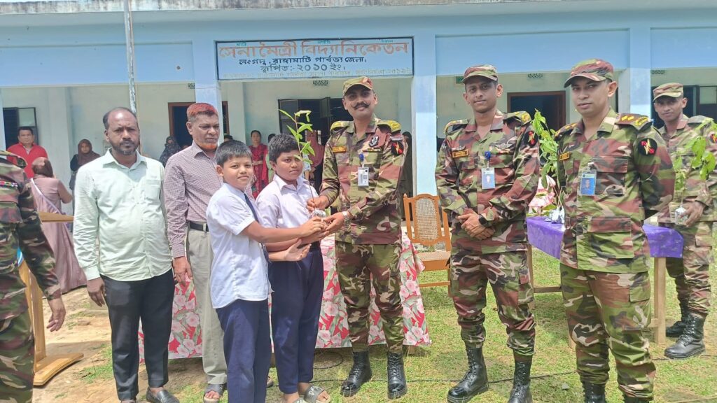 সবুজ ভবিষ্যতের বার্তা দিল সেনাবাহিনীর লংগদু জোন, শিক্ষার্থীদের মাঝে সাড়ে ৩ হাজার চারা বিতরণ