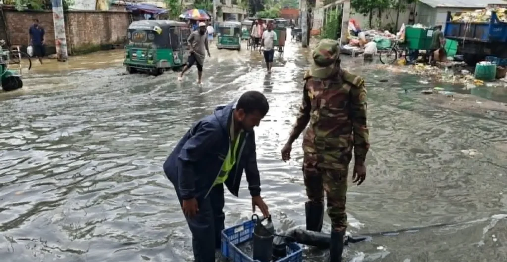 জলাবদ্ধতা নিরসন ও পানি নিষ্কাশনে রাতেও সড়কে সেনাবাহিনী