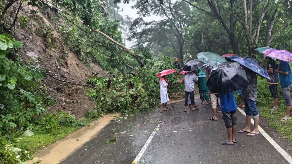 পাহাড় ধসে রাঙামাটির কাপ্তাই-চট্টগ্রাম সড়কে যান চলাচল বন্ধ