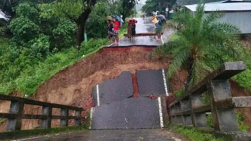 প্রবল স্রোতে দুধপুকুরিয়া-পদুয়া সেতু ধস, বান্দরবান-রাঙামাটি সড়ক যোগাযোগ বন্ধ