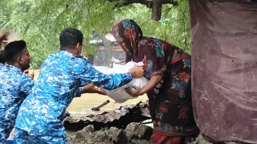 চট্টগ্রামের বাঁশখালীতে পানিবন্দি পরিবারের মধ্যে কোস্ট গার্ডের ত্রাণ বিতরণ