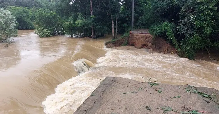 ফেনীর বন্যা দুর্ভোগে ১,৫৪২ কোটি টাকার মেগা প্রকল্প অনুমোদন, সেনাবাহিনীতে আস্থা মানুষের