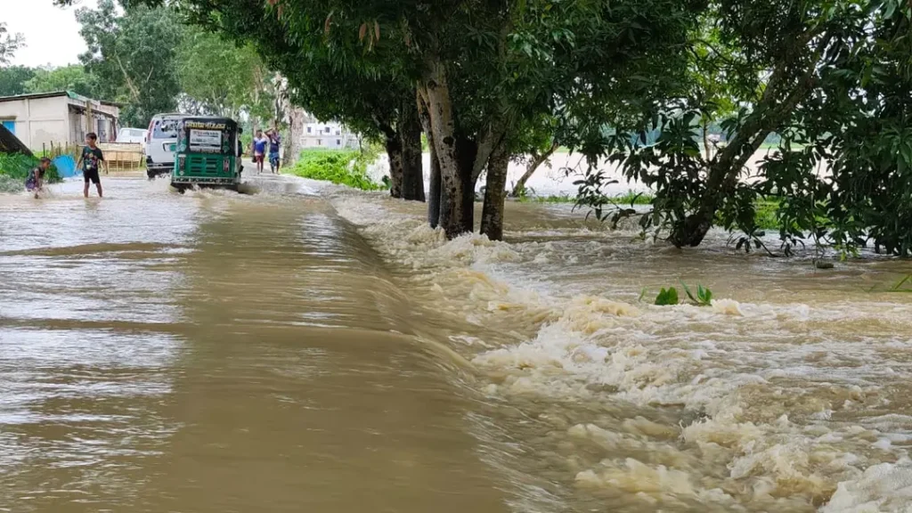 ভারতের উজান থেকে আসা পাহাড়ি ঢলে বাঁধ ভেঙে মৌলভীবাজারে বহু গ্রাম প্লাবিত