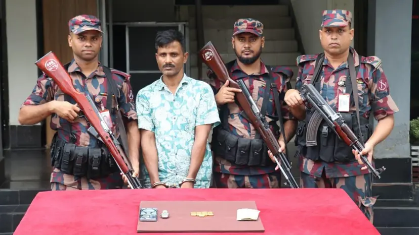 শরীরে বিশেষ কায়দায় লুকানো ছিল দেড় কোটি টাকার স্বর্ণের বার