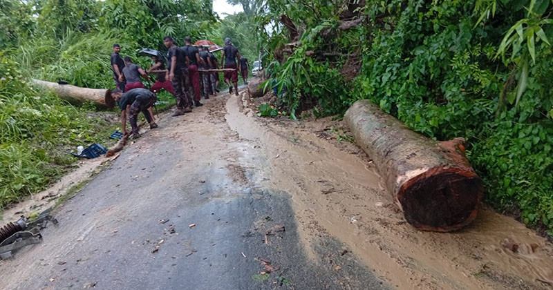 বন্যা ও ভূমিধসে বিচ্ছিন্ন বান্দরবান-রোয়াংছড়ি সড়ক, দ্রত পদক্ষেপ নিয়ে সচল করল বিজিবি