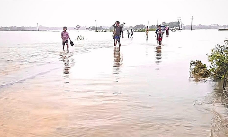 টানা বর্ষণে সুনামগঞ্জের নিম্নাঞ্চল প্লাবিত; বিচ্ছিন্ন সড়ক যোগাযোগ