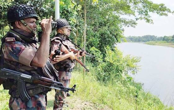সাতক্ষীরা সীমান্তে ভারতীয় চোরাকারবারীদের লক্ষ্য করে বিজিবির গুলি